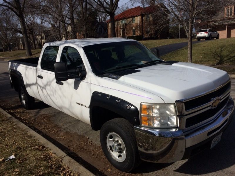 2009 Chevy 4 x 4 Silverado 2500 HD. Loaded excellent clear title