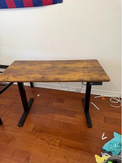 Adjustable standing desk