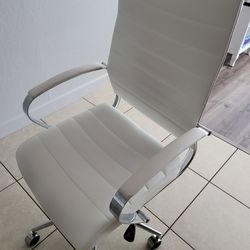 White/chrome silver office chair