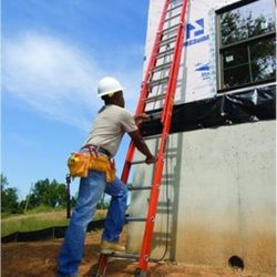 BRAND NEW LOUISVILLE 28 FOOT EXTENSION LADDER. 300 LBS CAPPICTY 