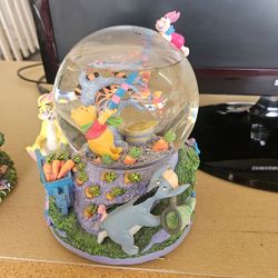 Winnie the Pooh Snow Globe