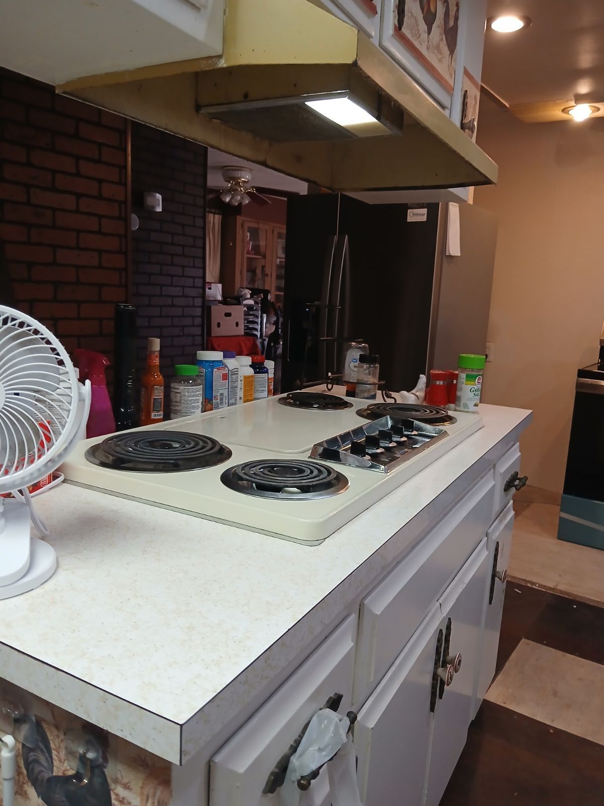 Kitchen Island With Stovetop And Cabinets For Storage