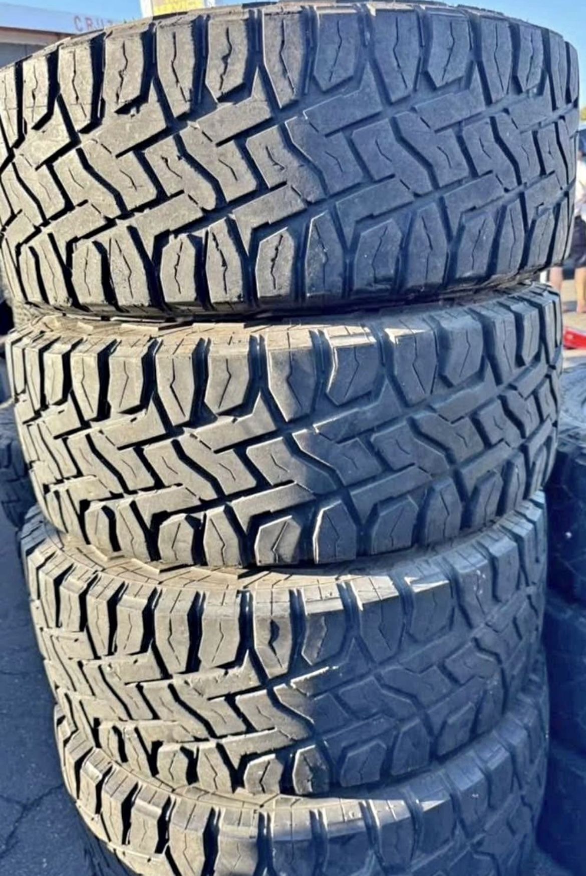 275/65/18 Toyo vendo un set de llantas usadas excelente condiciones de vida las 4 ✅🤩I am selling a set of used tires, all 4 in excellent living condi
