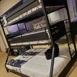 💐Cargo Gunmetal Finish Twin/Twin/Full Triple Bunk Bed
ACME$20 Down Payment and delivery available 