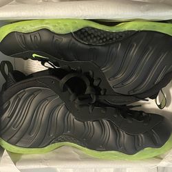 Brand new,DS,Nike foamposite Black Volt Size 10.5M
