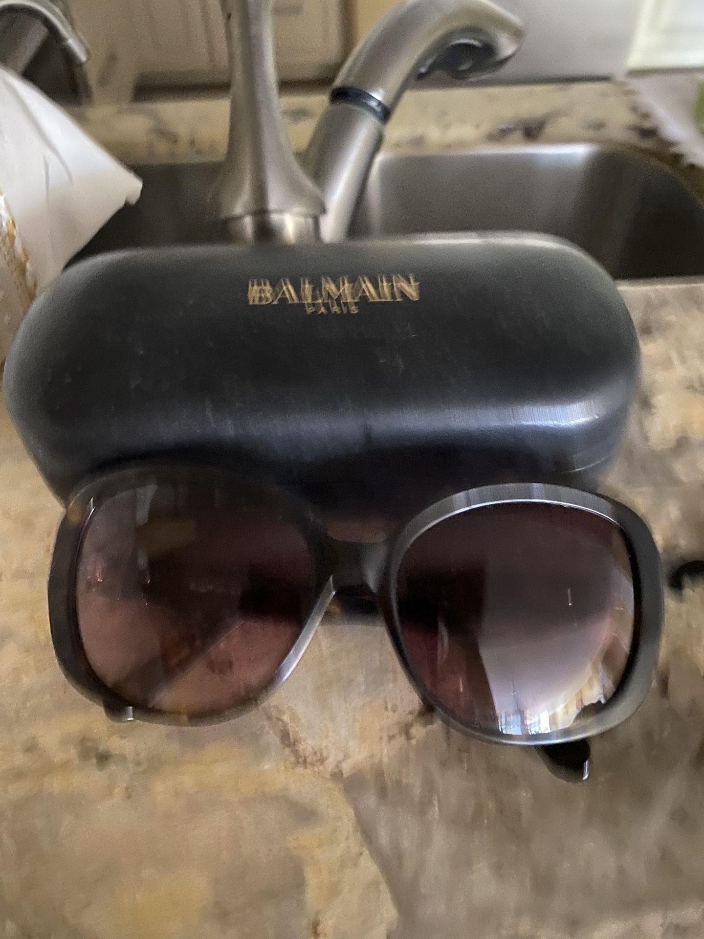 Val main Sunglasses With Case
