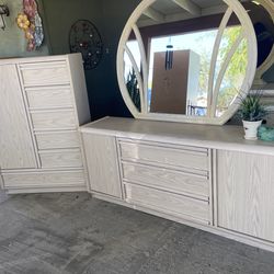 Gorgeous furniture set all drawers wok great condition