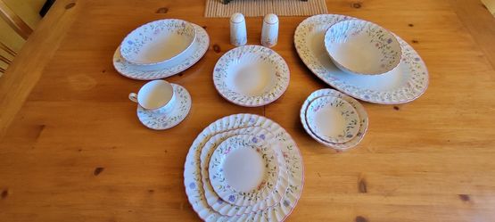Johnson Bros Summer Chintz 80+ piece Dishset