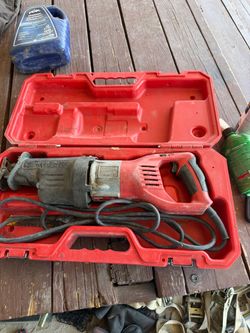 Milwaukee Sawzall Corded-Come over and test it out so you can see how it works goodI’m 15 minutes from the Outlet Mall-Thanks For Looking También Habl
