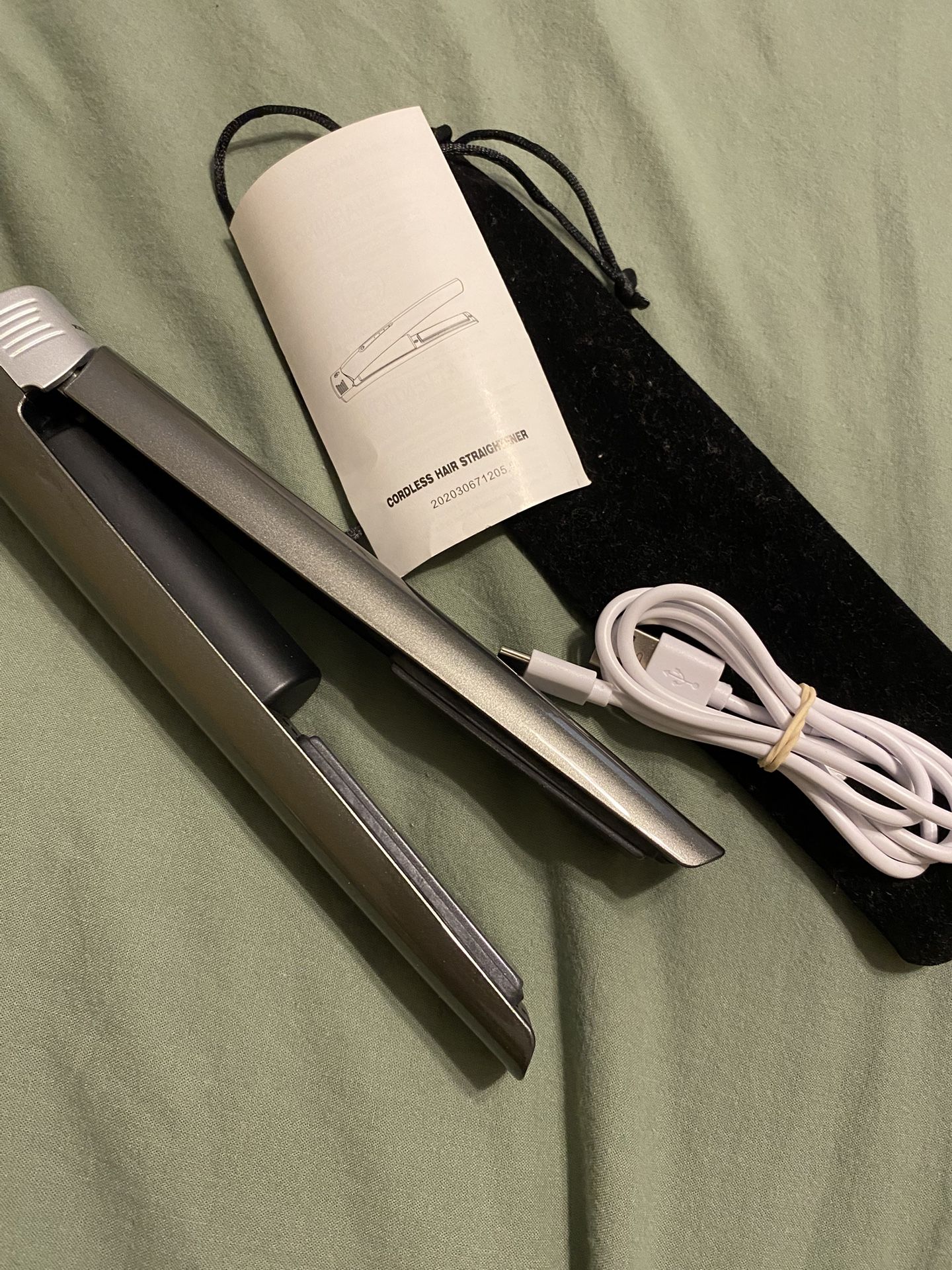 Cordless hair straightener