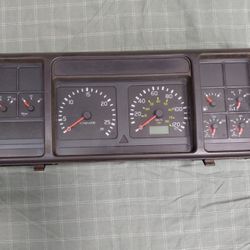 2003 Volvo VNL Speedometer Gauge Cluster 
