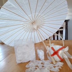 Flower girl accessories silk faux flower petals & paper parasol

Condition for all items is used

Details for each item:
White silk flower petals for 