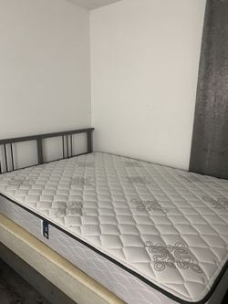 Queen Matress Good Condition No Stains