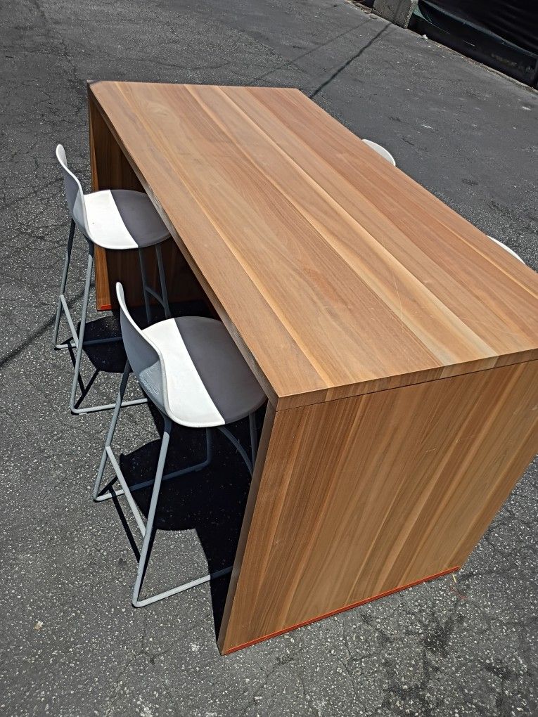 COUNTER HEIGHT TABLE AND 4 STOOLS 