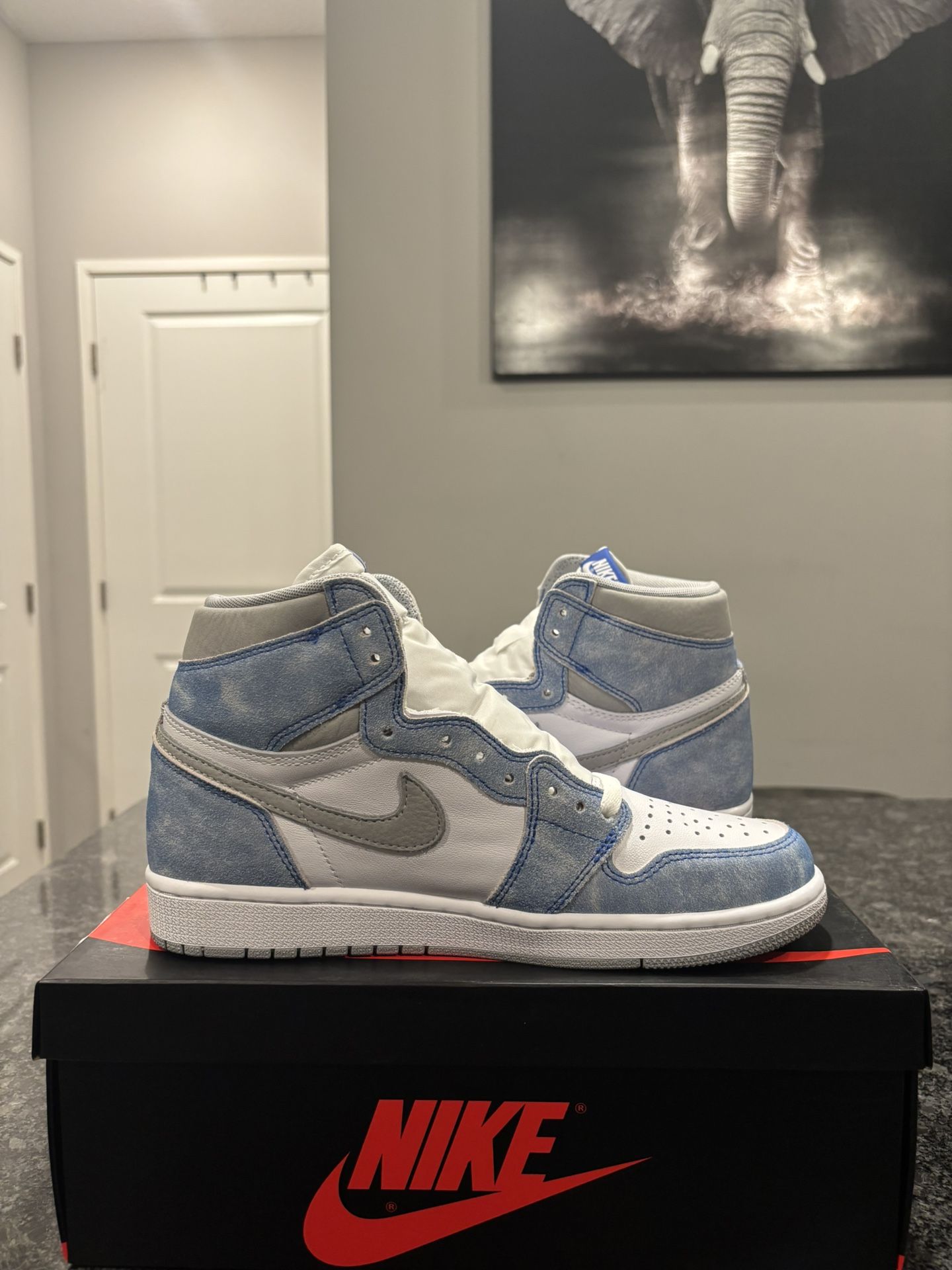 Jordan 1 Hyper Royals Smoke Grey 