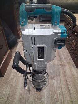 Makita HM1304B Heavy-Duty Demolition Hammer