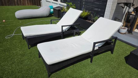 2 pool chaise loungers