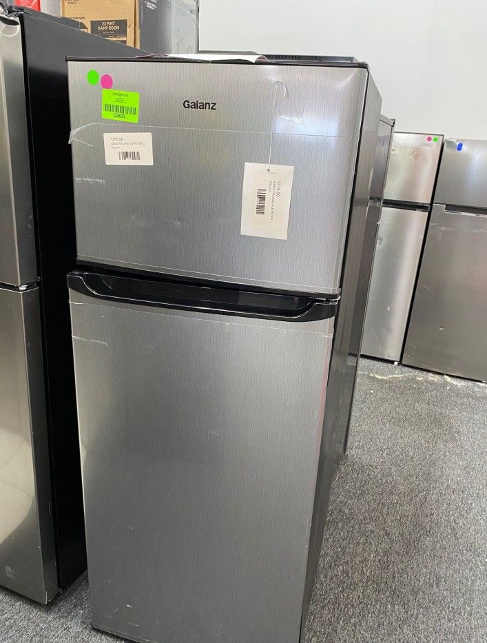 GALANZ GLR76TS1E 7.6 cu. ft. Top Freezer Refrigerator for Sale in