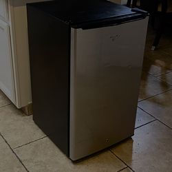 Whirlpool Free Standing 3.5 Cu. Ft. Refrigerator.