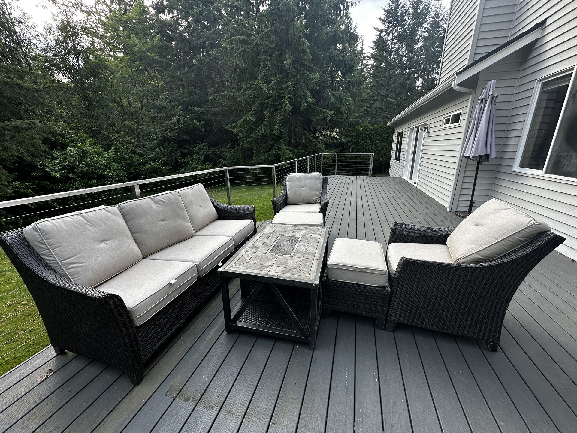 【Title】 Outdoor Patio Furniture Set – Great Condition! 【Description】 Selling our patio furniture set, gently used and still in great shape. Perfect f