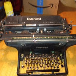 UNDERWOOD OVERSIZE TYPE WRITER