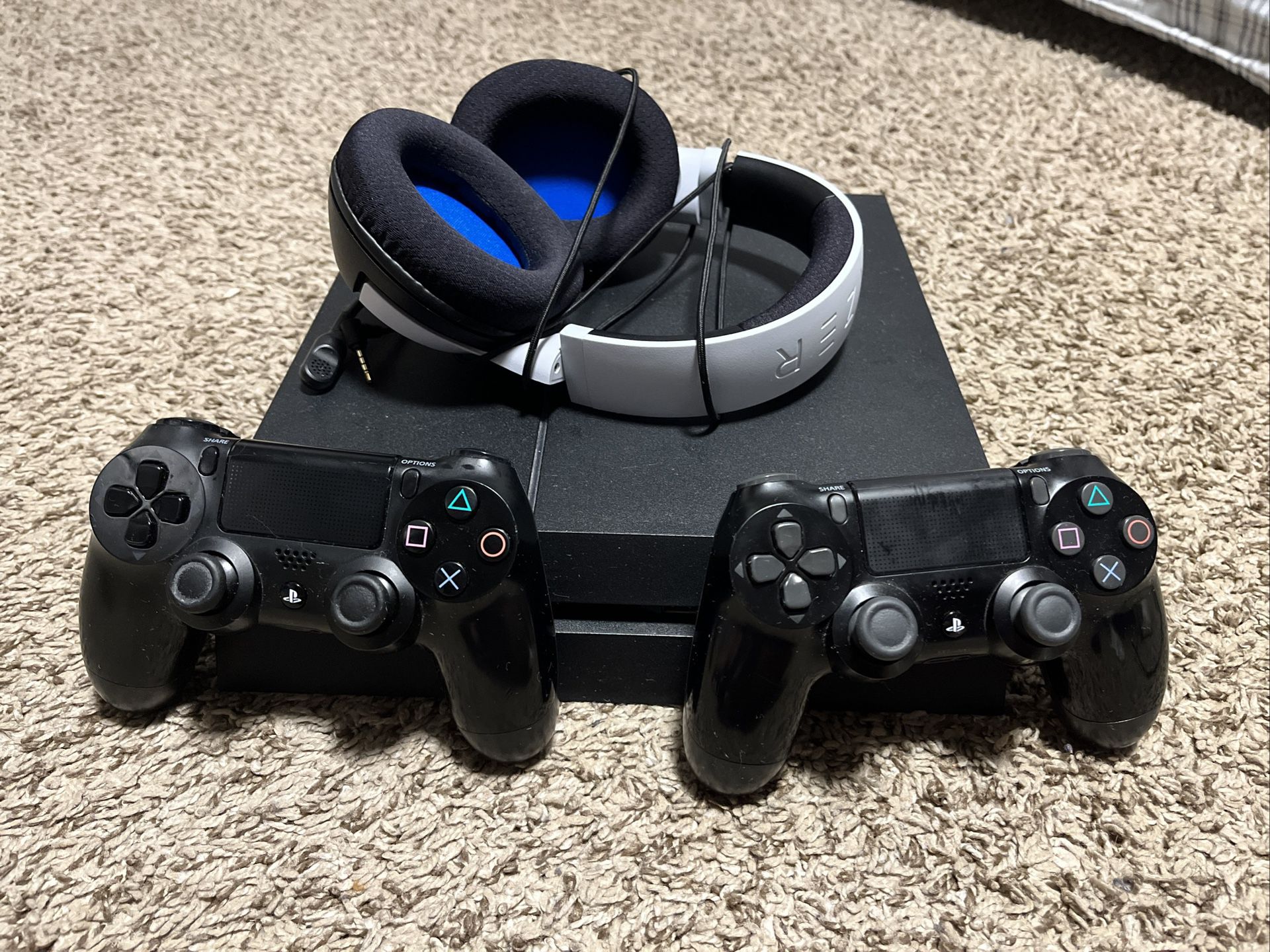 Console 500GB - 2 Controllers, Headset, with Cables; Great Condition for Sale Farmington, MI - OfferUp