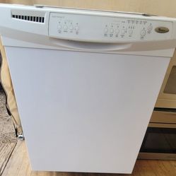 Whirlpool Front Control 24-in Built-In Dishwasher