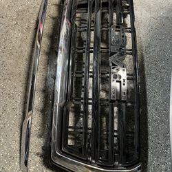 GMC YUKON GRILLE ( Black) 2021-23 OEM FACTORY See Description With Bottom Chrome Trip