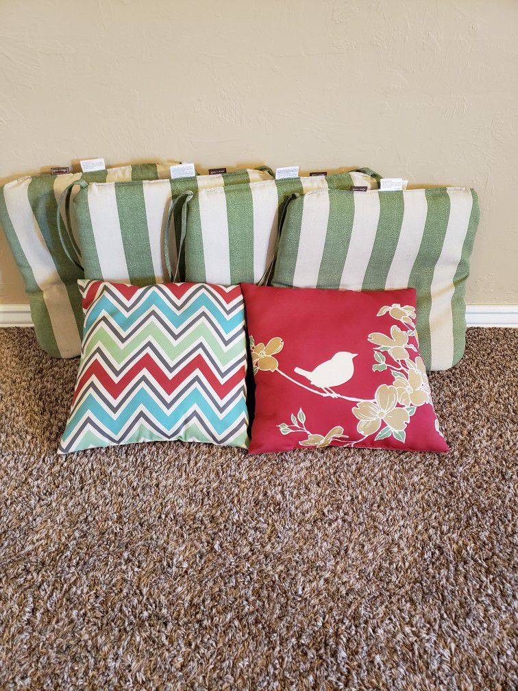 4 Outdoor Seat Cushions With 2 Pillows