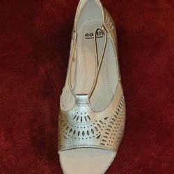 Earth Shoes Camellia Nauset Leather Perforated Slip On Sandal Washed Gold 9 Wide Excellent Condition Price Is Firm Cash Only 
