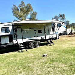 2019 Artic Wolf 2 Bedroom Trailer 2 Bathrooms 