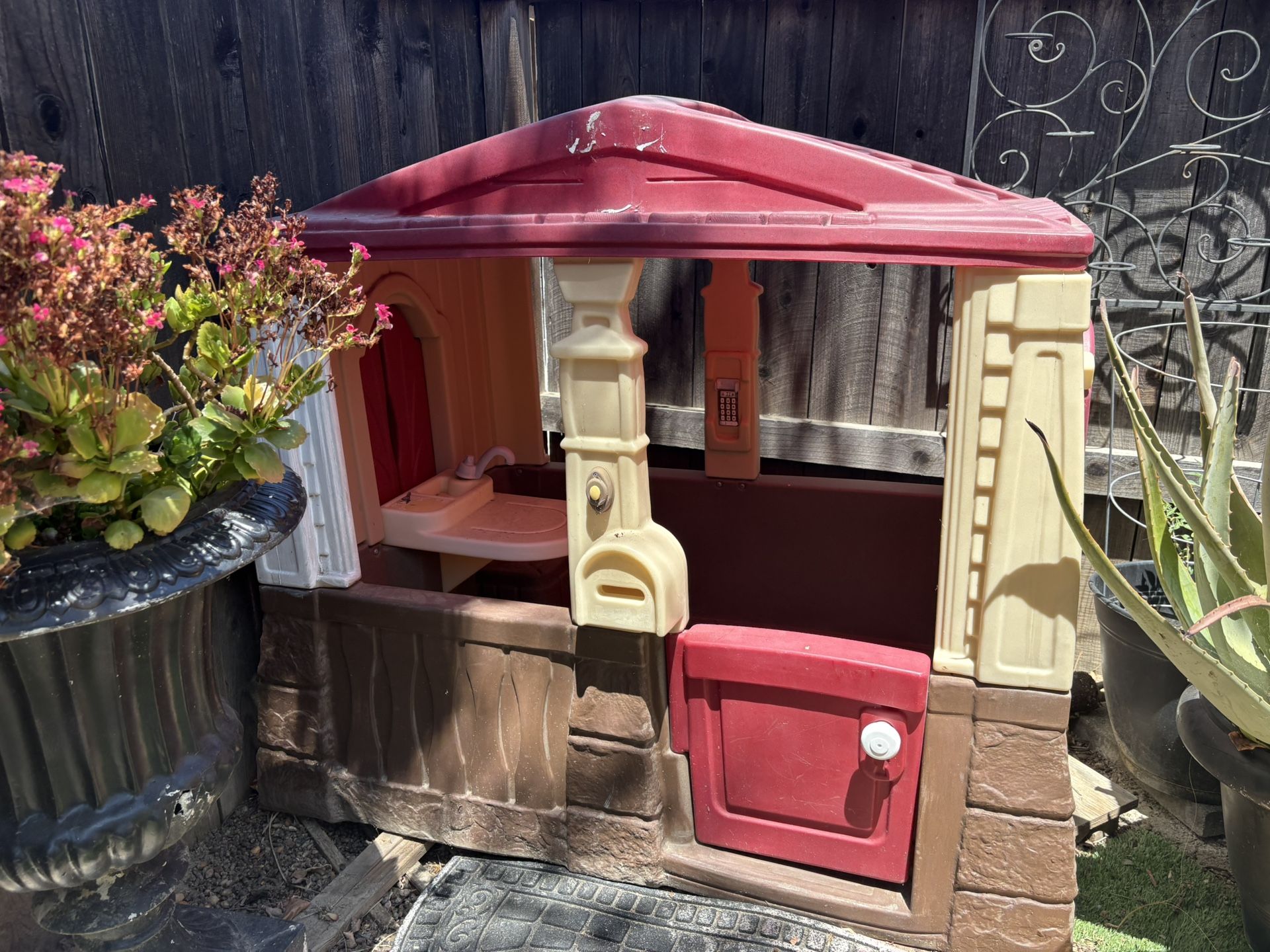 Cute Play House , Great For Back Yard Fun! $10 Ready For Pickup.