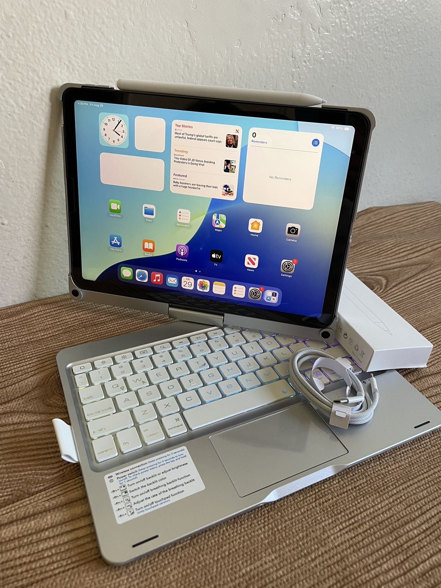 Apple iPad Air 5th Generation (M1 chip / 2022) 64GB with keyboard, pencil & Accessories