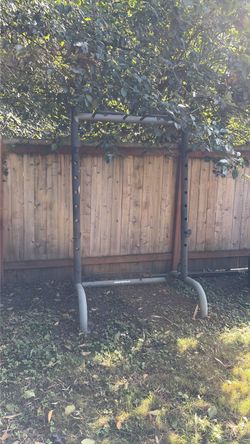 Pull up bar/ squat rack
