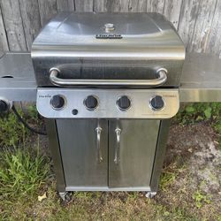 The Char-Broil© Performance Series™ 4-Burner Gas Grill packs a ton of grilling features