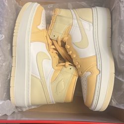 Woman’s Air Jordan Elevate High (10.5)