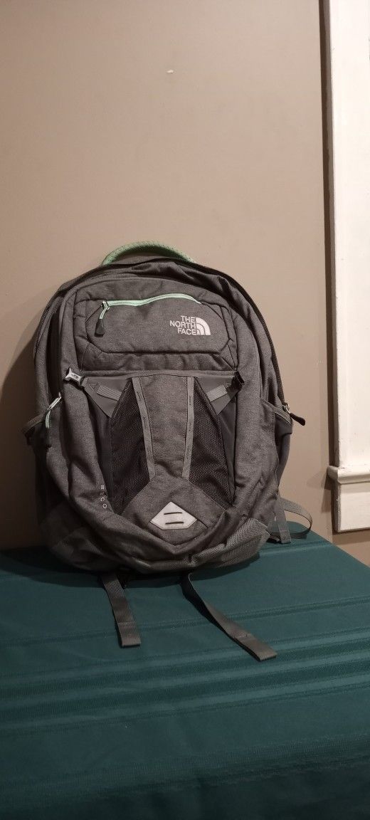 THE NORTH FACE WOMEN BACKPACK