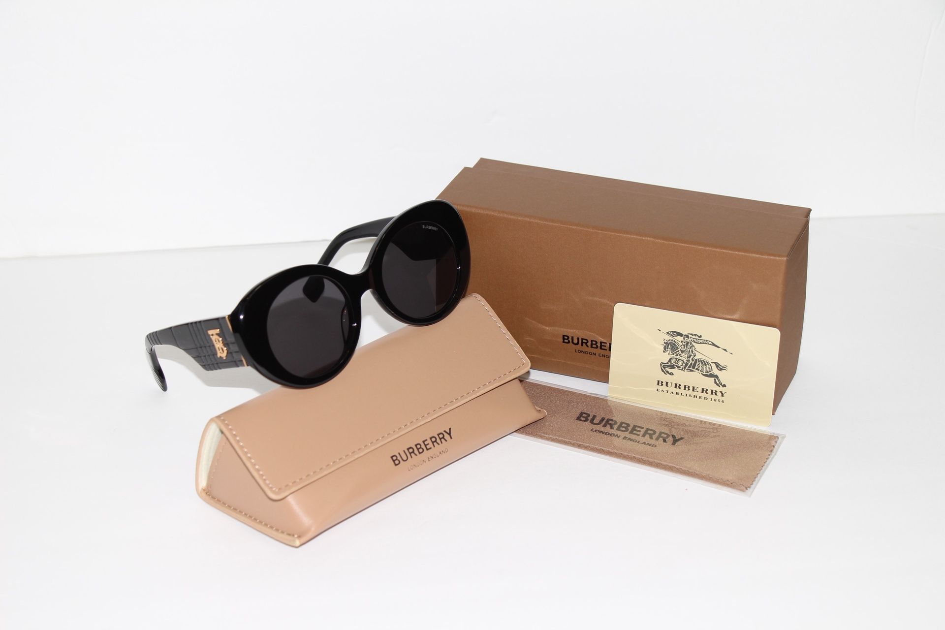 Burberry Sunglasses B4370U