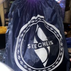 Preowned Sketchers Backpack. New. Navy Blue. 19x17” Flat. 100% Polyester. In good condition located Off lake mead and Simmons area asking $5