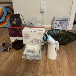 PACKAGE $30.  CLOTHES STEAMER.  LARGE WOODEN BOWL. NEW FONDUE SET & DISHES. 32 STORAGE CONTAINERS WITH LIDS.  ALL NEW.  $30 FOR EVERYTHING 🔥💰