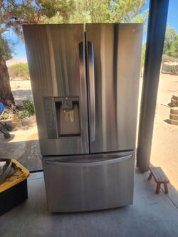 LG FULL SIZE 3 DOOR STAINLESS STEEL REFRIGERATOR (FRIDGE) WATER AND ICE AVAILABLE