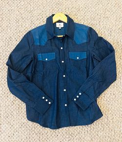 Tuckernuck Women’s Dark blue denim western-style snap shirt size small