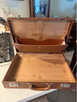 Vintage 1970s This vintage-style briefcase features a structured wood box design
