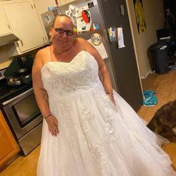 Wihte Dress 22W IS THE SIZE Brand David Bridal