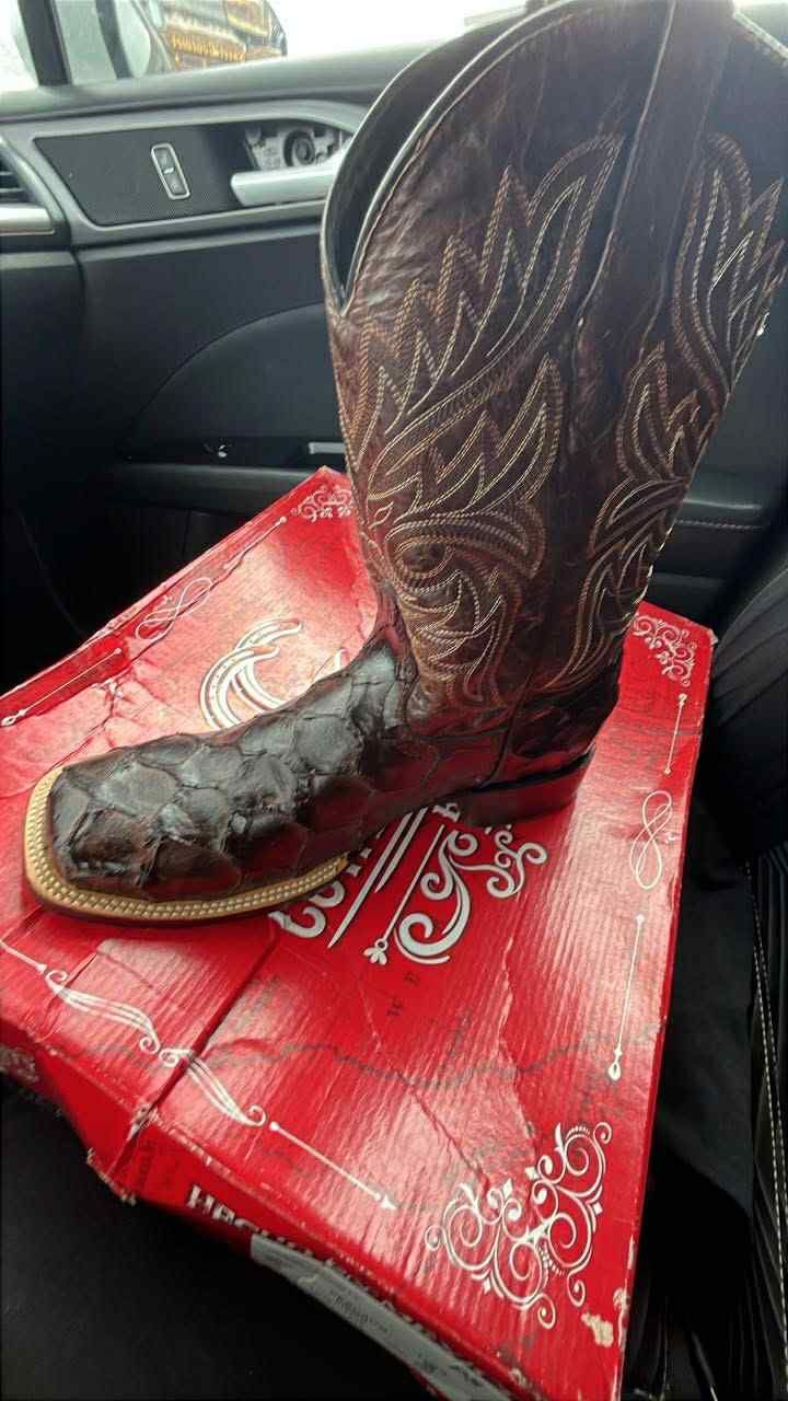 Fish Tails Men Boots Size 8