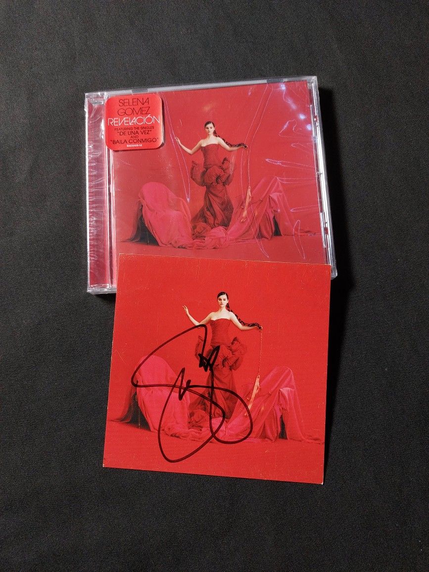 SELENA GOMEZ SIGNED CD insert AUTOGRAPHED REVELACION CD RARE SOLD OUT