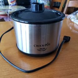 Little dipper crock pot. 6" wide x 4.25" tall