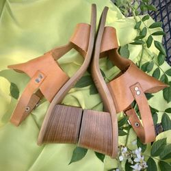 Tan Italian leather wooden block heel open toe sandals size 8