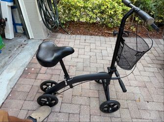 Knee scooter with chair