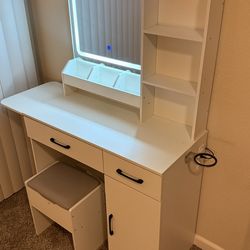 Vanity W/ Storage Chair